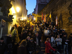 Stovka lidí prošla centrem Prahy v průvodu za monarchii