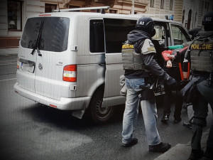 Série loupežných přepadení objasněna. Policie dopadla dva podezřelé cizince.