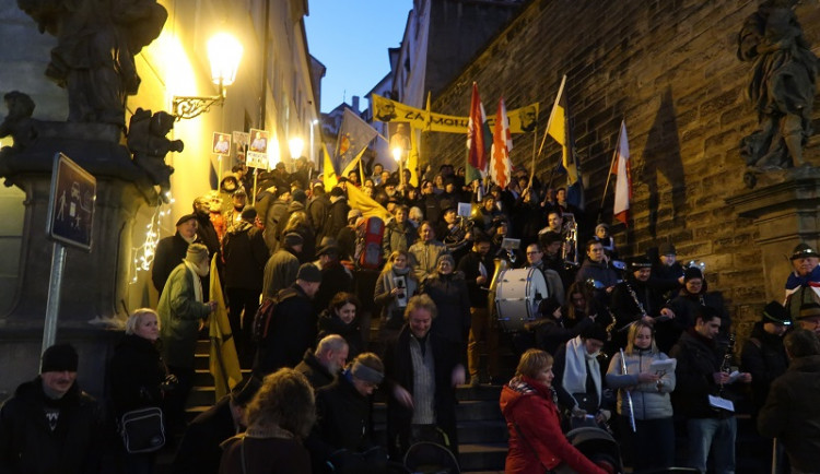 Stovka lidí prošla centrem Prahy v průvodu za monarchii.