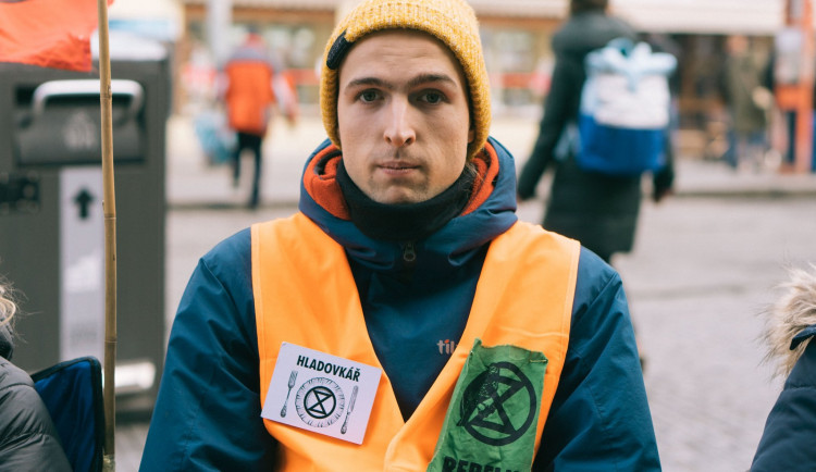 VIDEO: Před úřadem vlády demonstrují aktivisté. Požadují okamžitý konec uhelných elektráren v Česku