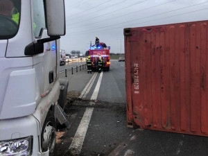 Pražský okruh zablokovala nehoda kamionu. Hasičům musela pomoci těžká technika