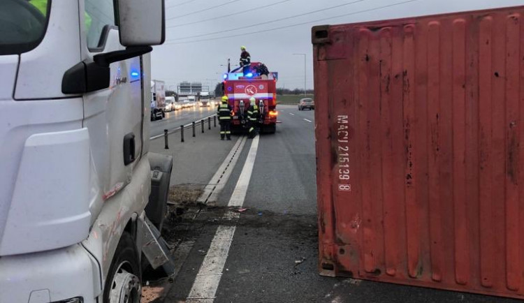 Pražský okruh zablokovala nehoda kamionu. Hasičům musela pomoci těžká technika.