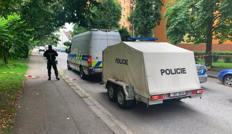Policie uzavřela ulice v centru kvůli kufru. Pyrotechnik zjistil, že je v něm oblečení