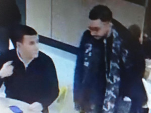 VIDEO: Dva muži ukradli peněženku z bundy v restauraci, pátrá po nich policie