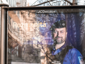 Skončí spor Prahy a JCDecaux u soudu? Cestující MHD můžou přijít o přístřešky