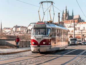 Muž na Smíchově močil na tramvajový pás a zdržoval tím provoz. Pak dal pěstí strážníkovi