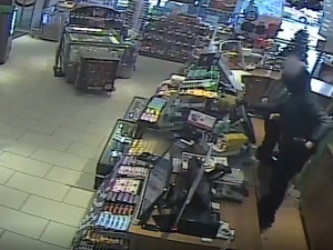 VIDEO: Policie pátrá po řidiči černého superbu. Vezl zloděje, který se zbraní vyloupil benzinku