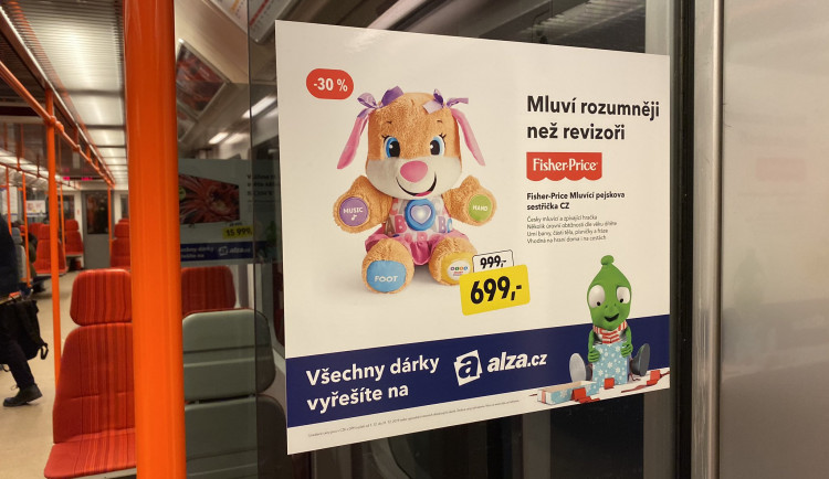 Mluví rozumněji než revizoři. Dopravní podnik s reklamou Alzy nemá problém.