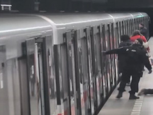 VIDEO: Strážníci táhli opilého a zakrváceného muže z metra. Ten je napadl