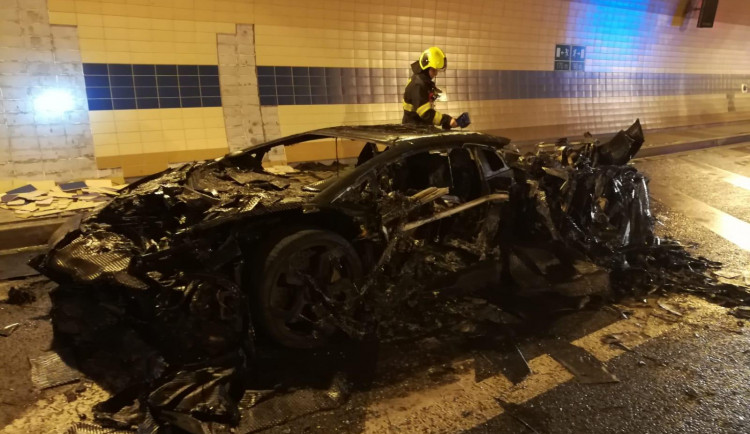 V Blance shořelo luxusní lamborghini. Škoda přesáhne pět milionů.