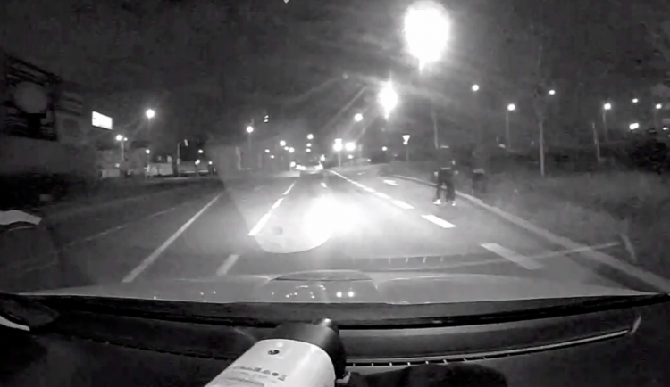 Maďar převážel v autě tři syrské uprchlíky. Ulicemi Prahy ho naháněli celníci.