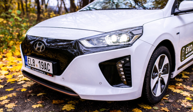 Elektromobil označený speciální registrační tabulkou.