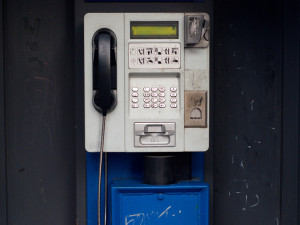 Z centra Prahy zmizí poslední telefonní automaty. Prázdné budky najdou nové využití
