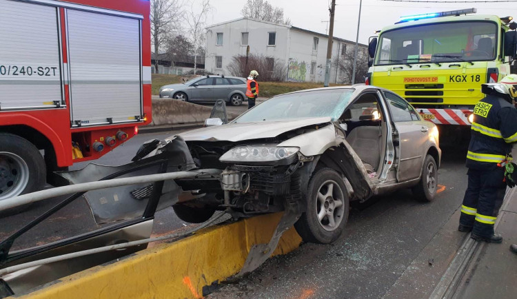 FOTO: Dnes ráno došlo ke střetu tramvaje s autem. Zraněnou osobu museli hasiči z auta vyprostit