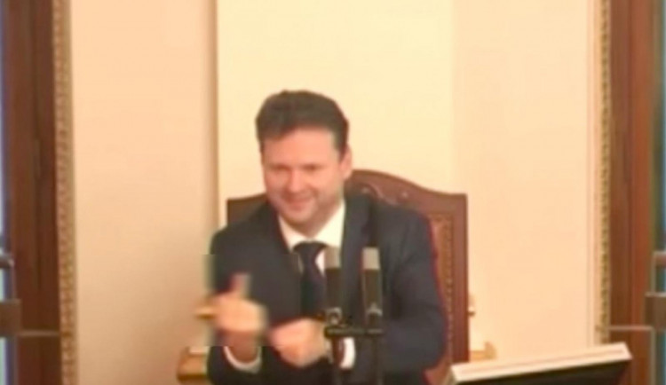 VIDEO: Další Vondráčkovo faux pas. Šéf Sněmovny zvedl před jednáním na kolegy prostředníček