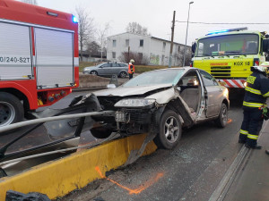 FOTO: Dnes ráno došlo ke střetu tramvaje s autem. Zraněnou osobu museli hasiči z auta vyprostit