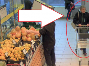 VIDEO: Žena našla na podlaze supermarketu peněženku, ve které bylo 14 tisíc. Nevrátila nic