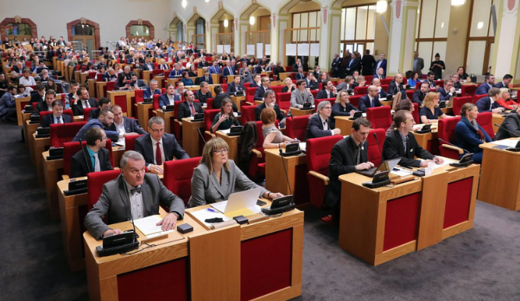 Strany pražské koalice se přou o zakázku dopravního podniku