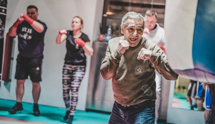 Bitky, veksl i práce pro mladé Romy. Přečtěte si životní příběh žižkovského boxera Standy Tišera