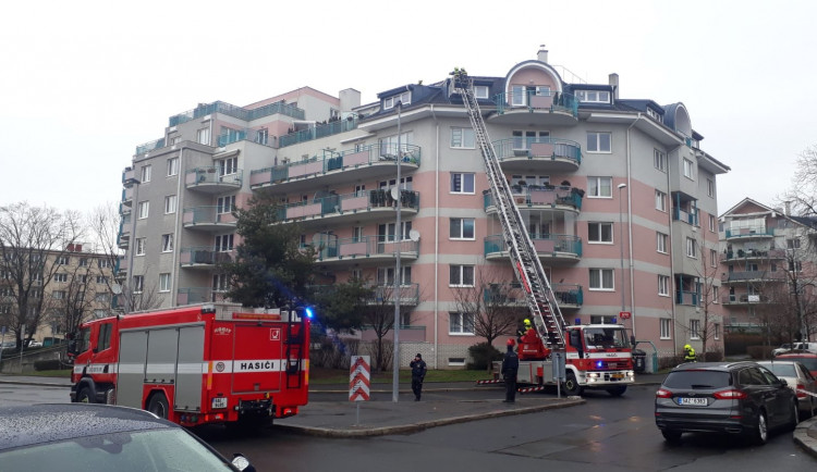 Silný vítr dnes v Praze shazoval stromy na auta a lámal větve.