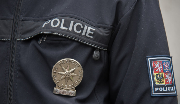 Roční dítě se zamklo v autě. Policisté museli rozbít okénko.