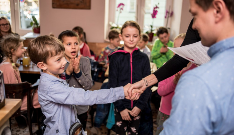 Školáci dnes dostávají pololetní vysvědčení. Páteční volno jim zpestří řada akcí