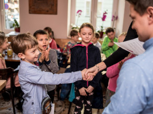 Školáci dnes dostávají pololetní vysvědčení. Páteční volno jim zpestří řada akcí