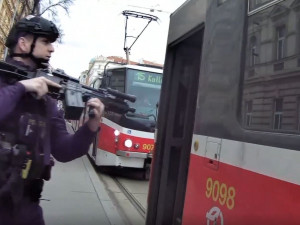 VIDEO: Policisté zadrželi v tramvaji na Žižkově ozbrojeného muže, jel si vyřídit účty do Bohnic