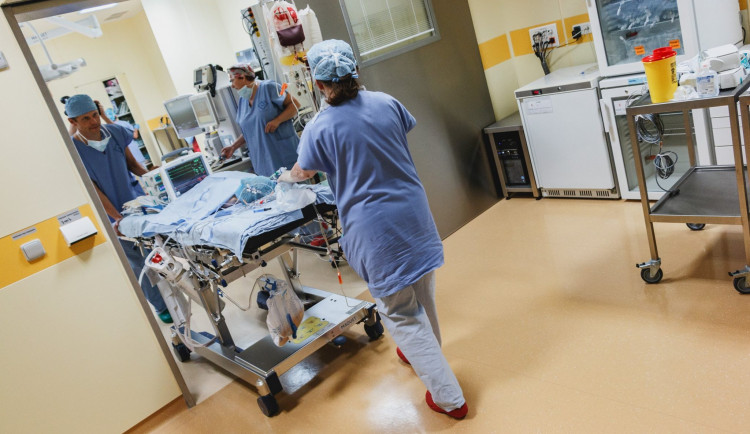 Nemocnice v Motole zakázala návštěvy na oddělení LDN kvůli chřipce