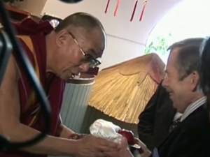 Přesně před 30 lety přijel poprvé do Prahy dalajlama. Společně meditoval s Václavem Havlem