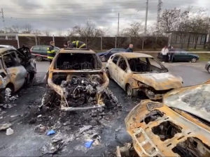 VIDEO: Neznámý žhář zapálil dnes ráno v Praze devět aut, sám přitom začal hořet