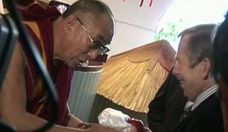 Dalajláma se setkává s Václavem Havlem