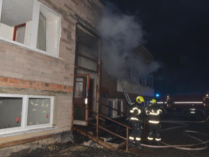 Požár ubytovny vyhnal ven tři desítky lidí, škoda se pohybuje kolem 100 tisíc korun