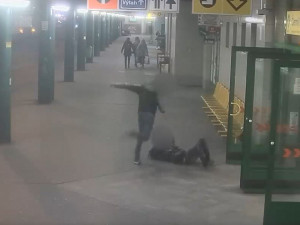 VIDEO: Muž bil bývalou přítelkyni, pak ji tahal za vlasy po zemi. Policie pátrá po zachránci