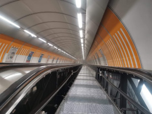 Stanici Kobylisy zahalil kouř. Požár eskalátorů vyhnal cestující z vestibulu.