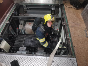 Stanici Kobylisy zahalil kouř. Požár eskalátorů vyhnal cestující z vestibulu.