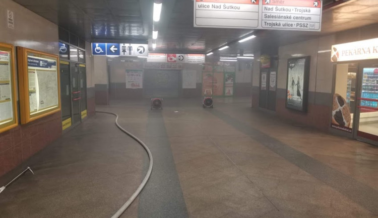 Stanici Kobylisy zahalil kouř. Požár eskalátorů vyhnal cestující z vestibulu
