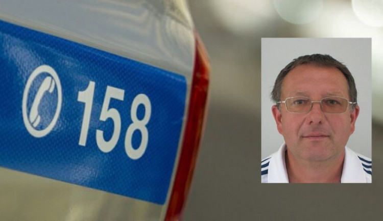 Policie pátrá po muži, který z účtu ukradl 22 milionů. Před vězením se skrývá nejspíš v Praze