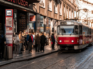 Pod koly tramvají loni v Praze zemřeli tři lidé, srážek s chodci bylo za rok téměř devadesát