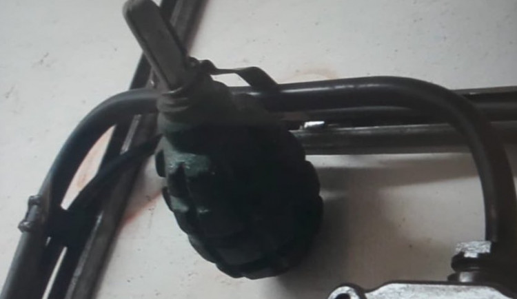 V pražské škole ve Štěpánské nalezli granát, evakuovali 500 lidí.