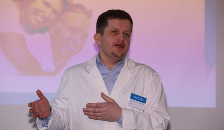 Díky penilnímu implantátu přichází erekce na přání, říká androlog Libor Zámečník