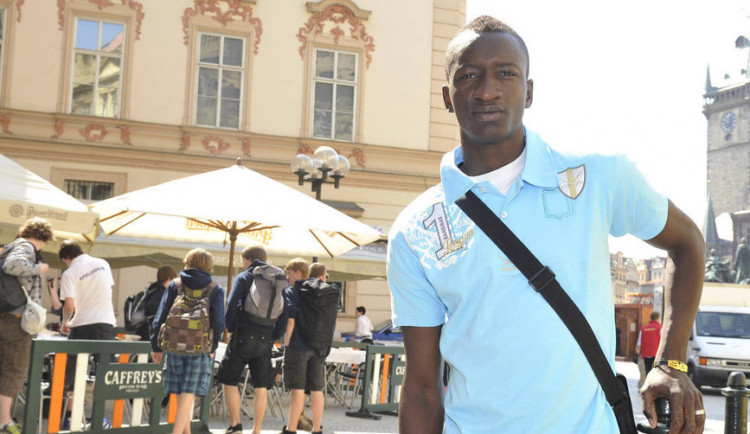 Z hřiště do ulic Prahy s letáčky v ruce. Malijský záložník Dembélé vzpomíná na živoření v Česku s úsměvem.