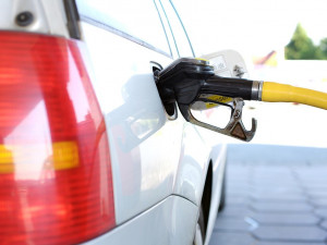 PŘEHLED: Ceny za pohonné hmoty v Praze opět klesly. Podívejte se, kde jsou paliva nejlevnější
