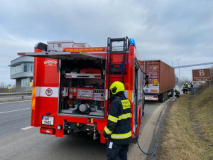 FOTO, VIDEO: Na Pražském okruhu dnes dopoledne zasahovali hasiči. Chladili brzdy kamionu