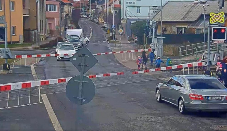 Policie zná identitu žen, které převáděly děti přes koleje.