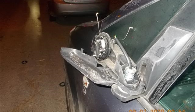 FOTO: Opilý muž vykopl v Bystrci dveře restaurace a ulámal zrcátka několika aut