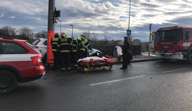 Vážná nehoda na Trojském mostě. Hasiči museli vyprostit dvě osoby z vraku auta.