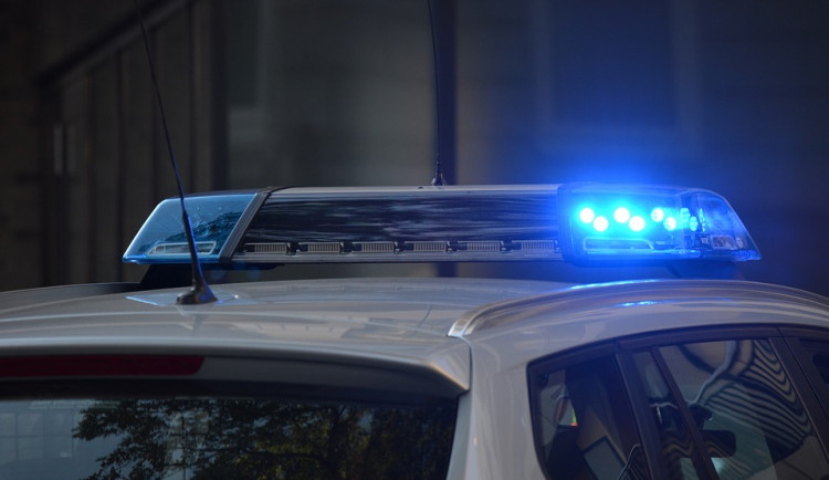 Z vraždy 90leté ženy, obvinila policie její příbuznou z Náchodska