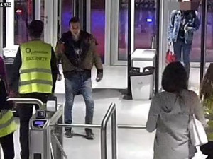 FOTO, VIDEO: Muž zaútočil nožem na cestujícího v tramvaji v Libni. Pátrají po něm kriminalisté