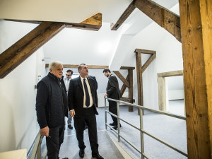 Oběd pod stovku, minutky i vegetariánské menu. Zrekonstruovaná menza ve Voršilské ulici se otevřela.